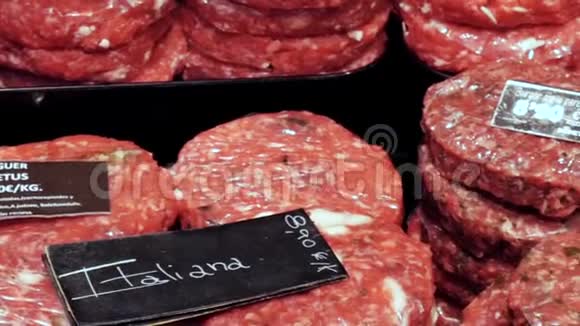 摆在柜台上的肉末像一个切块视频的预览图