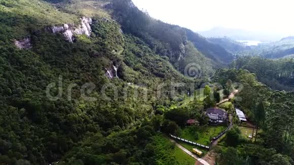 斯里兰卡瀑布附近山区的小聚落空中视频的预览图