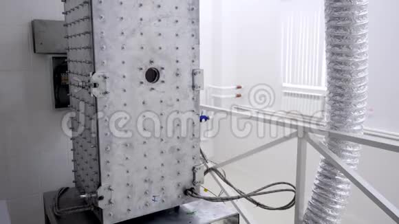 室钢制炉进行金属熔化用白色隔热管道熔化金属的室内炉视频的预览图