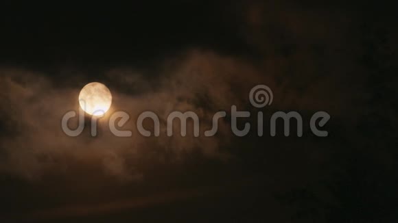 夜晚黄月透过乌云照耀视频的预览图