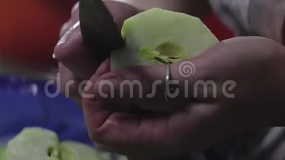 用刀子清洗苹果的女孩的手超级特写视频的预览图