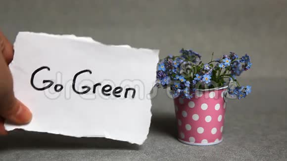 绿色的概念灰色背景与蓝色的花视频的预览图
