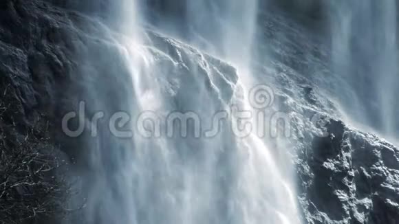 瀑布背景泉水源淡水瀑布缓慢视频的预览图