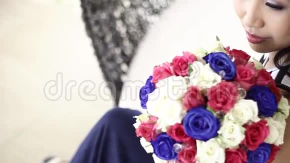 新娘用她的花束摆姿势拍照跟踪射击视频的预览图
