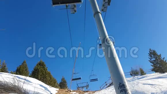 滑雪场空椅电梯视频的预览图