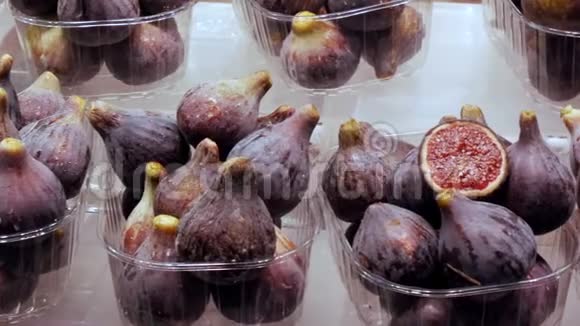 塑料盒子柜台上的热带水果无花果冰架视频的预览图