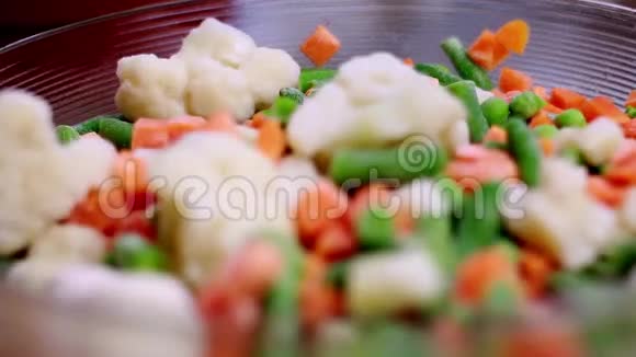 冰冻的蔬菜很紧视频的预览图