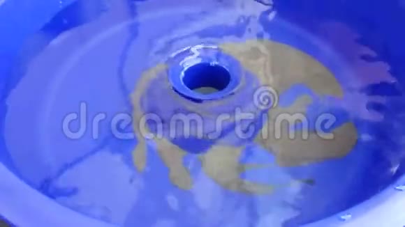 一个蓝色的碗被用来把黄金和开采的颜料分开视频的预览图