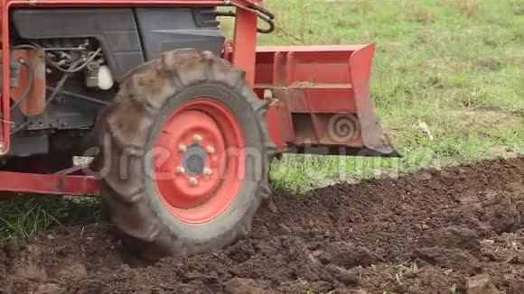 土土和拖拉机施肥场重型农业机械视频的预览图