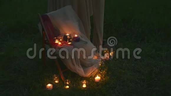 装饰精美的婚礼椅和蜡烛的景色晚上的婚礼视频的预览图