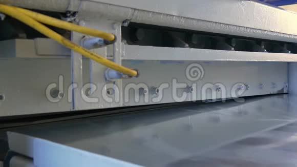 工厂工业数控机床上的钣金切割视频的预览图