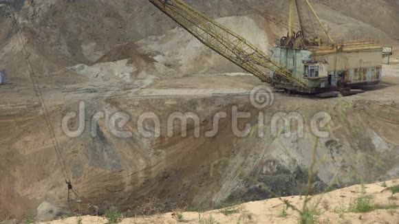挖掘机在采石场工作视频的预览图