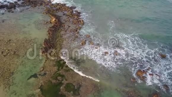 在MirissaParrotRock岩石海岸的海浪的无人机飞行视图视频的预览图