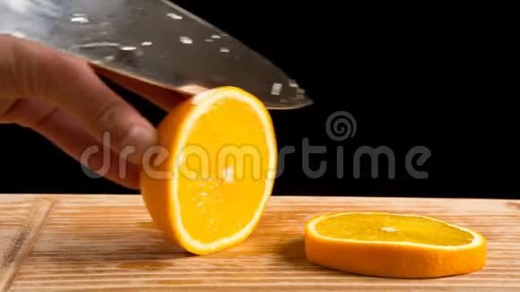 将切好的橙片贴在切割板上视频的预览图