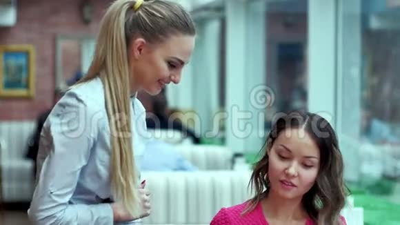 年轻漂亮的女人在餐馆点餐视频的预览图