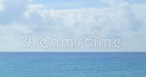 蓝天白云干净的海景视频的预览图