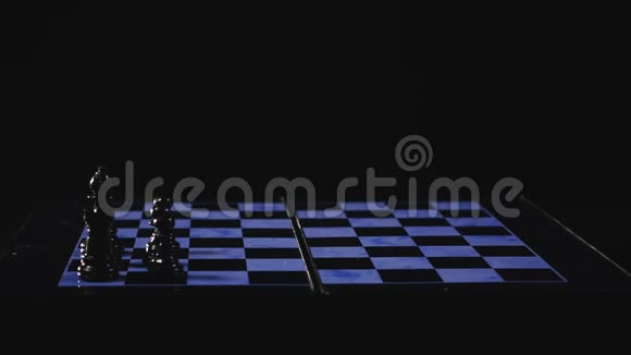 棋盘和棋子游戏黑色背景时间唇视频的预览图