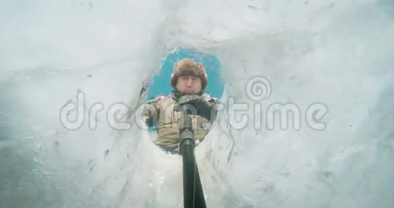 水下冰冻湖下面的冰捞洞视频的预览图