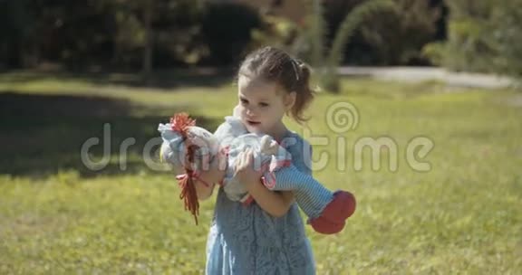 小女孩在玩娃娃视频的预览图