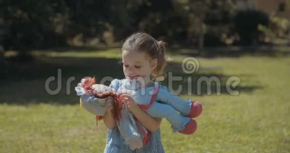 小女孩在玩娃娃视频的预览图