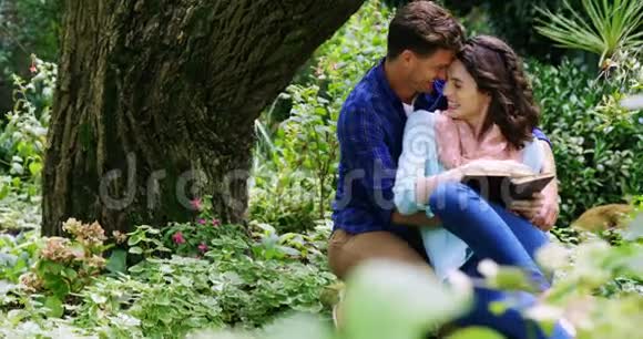 浪漫情侣在公园里读小说视频的预览图