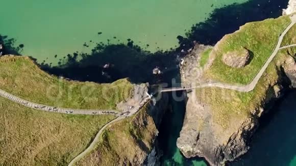 在北爱尔兰的CarrickARede绳索桥上的空中景观视频的预览图