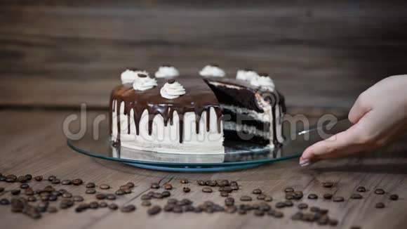 俯视女性手拿一块美味的巧克力蛋糕视频的预览图