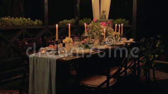 节日桌有餐具布牛角面包蜡烛马卡龙花视频的预览图