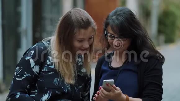 在伦敦自娱自乐两个女孩在城市观光视频的预览图