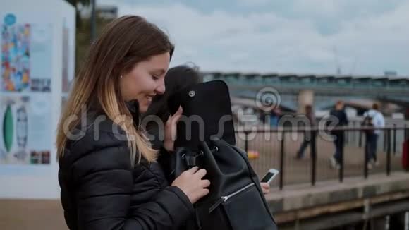 探索伦敦城市两个女孩观光旅游视频的预览图