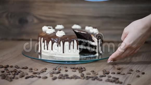 厨师切巧克力蛋糕切巧克力蛋糕男人用手在木桌上切蛋糕视频的预览图