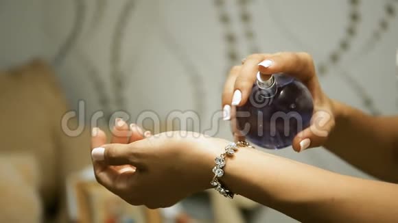 年轻女子新娘手上喷着香水视频的预览图