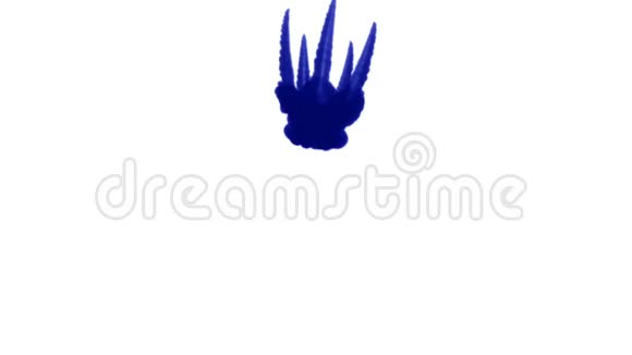 大量的孤立的蓝色墨水注入蓝色颜料在水中旋转在缓慢的运动中拍摄使用inky背景视频的预览图