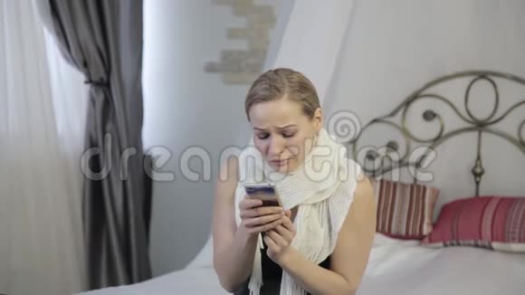 伤心情绪化的女人哭着在手机上发信息视频的预览图