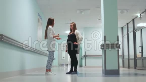孕妇与医院走廊女医生对话分娩准备视频的预览图