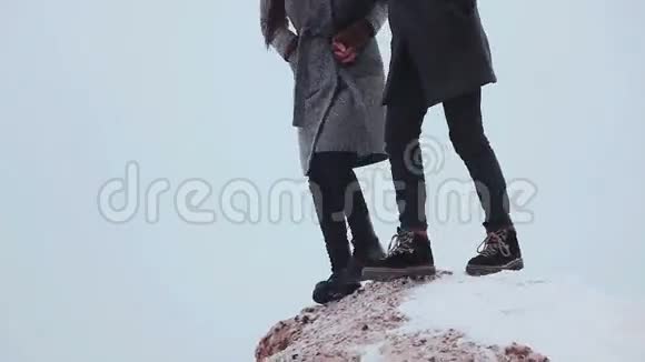 腿的两个人跑到外面的冬天自然视频的预览图