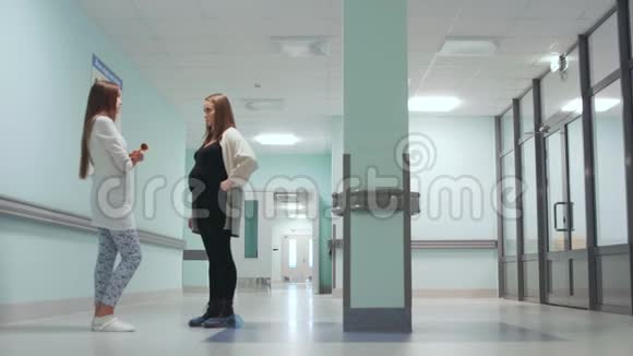 孕妇与医院走廊女医生对话分娩准备视频的预览图