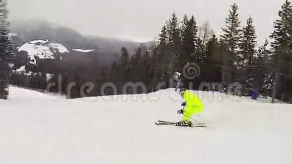 活泼有趣的滑雪者视频的预览图