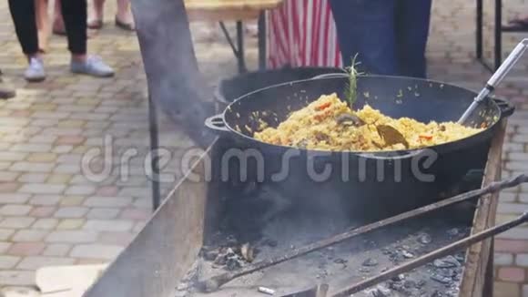 乌孜别克皮拉夫在街火上用大锅煮视频的预览图