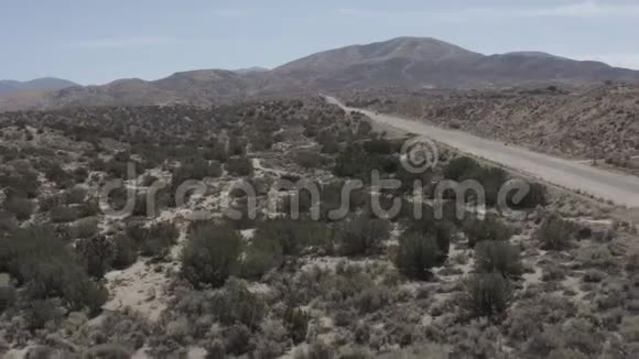 沙漠中贫瘠的山地景观视频的预览图