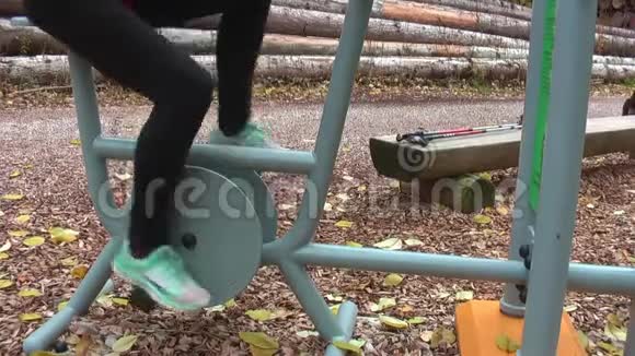 秋天森林里的自行车教练女孩训练视频的预览图