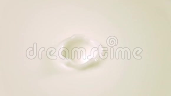 缓慢运动的牛奶滴和溅视频的预览图