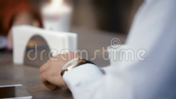 年轻人坐在露天的桌子旁讨论生意与一个女人约会视频的预览图