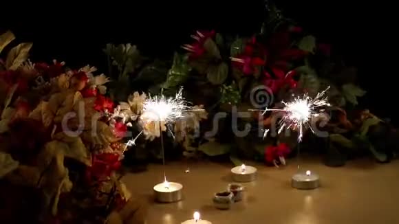 庆祝蜡烛火花和鲜花视频的预览图