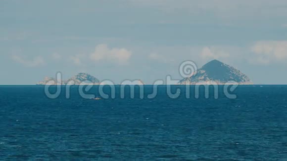 两座大山背景上的海景越南亚洲视频的预览图