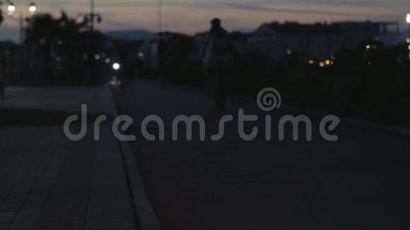 日落时分人们在冰柱上骑自行车视频的预览图