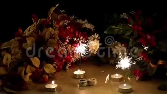 庆祝蜡烛火花和鲜花视频的预览图