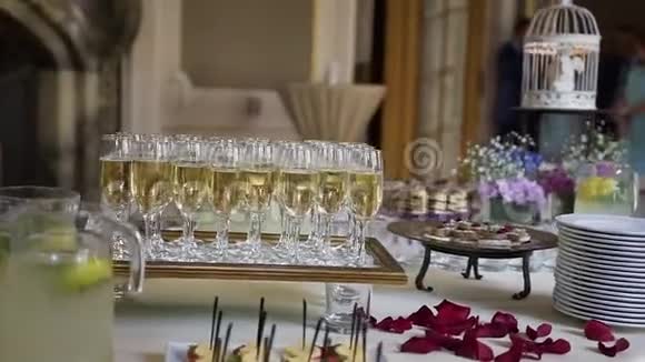 在节日活动或庆祝活动中放在托盘上的冷白香槟或起泡葡萄酒视频的预览图