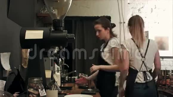两位年轻的女咖啡师在咖啡店工作帕雷帕咖啡视频的预览图