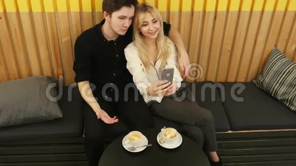 年轻夫妇在咖啡馆里合影视频的预览图